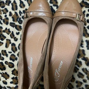 Size 6 tan and brown color flat shoe. In good condition as is.
